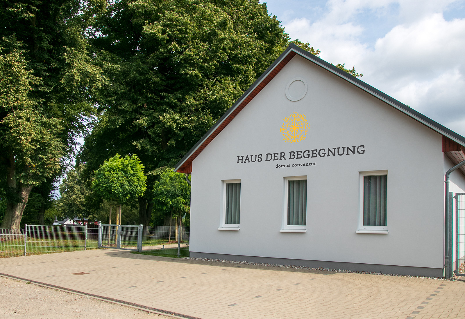 Haus der Begegnung in Kröslin, Gibelseite mit Beschriftung